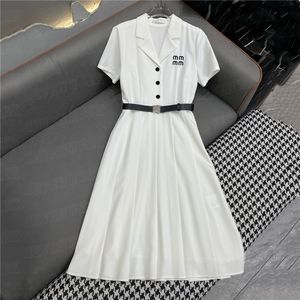Vestidos de camisa de grife feminina vestidos bordados de letra longa saias de lapela de manga curta vestido preto branco para o verão