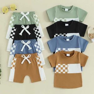衣料品セット幼児の男の子2ピースの衣装の格子縞のパッチワーク半袖Tシャツと弾力性のある夏の服セットH240508
