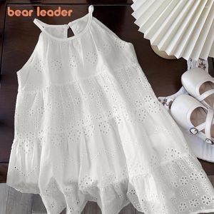 Flickaklänningar Bear Leader Cut-out Design Girl's Dress 2024 Summer Little Fashion Sling White Holiday Medium Length Vest Girls