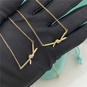 Pendant Necklaces T Family Butterfly Knot Necklace with Diamond Electroplated Rose Gold Trend Personalized Titanium Steel Lock Bone Chain Q240507