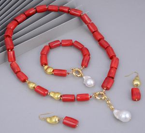 Guaiguai Schmuck natürliche weiße barocken Perle rote Korallen Goldfarbe plattierte gebürstete Perlen Halskette Armband Ohrringe Sets für Frauen4096517