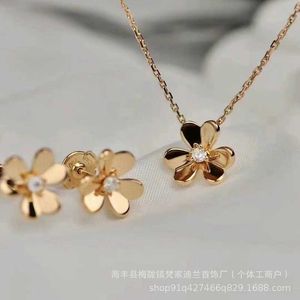 Brand originality V Van High Version Clover Necklace with Female Petals Lucky Grass 18k Rose Gold Lock Bone Chain Sales jewelry