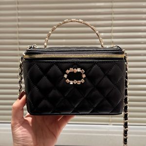 Fåfänga med kedja diamanter metallhandtag stamväska designer kvinnor quiltning fårskinn 23k axelpåsar dam makeup kosmetisk låda crossbody handväska med spegel