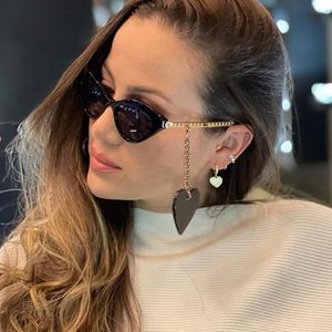 Occhiali da sole 2021 Fashion Small Cat Eye Eyed Women Luxury con catene metalliche Spola per le gambe Pendant Pc Farmela da sole Uv400 235E