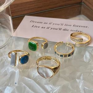 Novo designer de anéis de amor para a Europa feminina e o designer de nicho de alta qualidade dos Estados Unidos New Light Luxury Fashion Halo Rings Presente de noivado de casamento