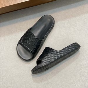 Designer Slippers Sandals Plataforma Slippers Anti Slip Trendy Brand Slippers Casais Fique em casa Novo solo grosso de uma palavra Slippers elevados chinelos frios 01