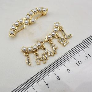 Luxury Designer diamond Brooches Fashion Mens Womens Brand Double Letter Pendant Brooche Sweater Suit Brought Pin Clothing Jewelry Accessories