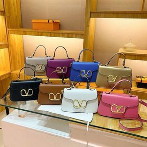 Fashionabla och elegant handhållen för ny högkvalitativ enkel axel koreansk brev sned sträng kvinnors väska 80% fabrik grossist