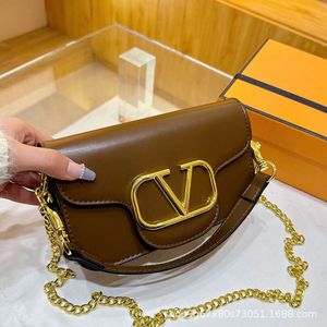 Lo stesso stile di Zhao Lusi Nuovo 2024 Piccolo Red Square Network Red Women's Letter Bag Oblique Bag 80% Factory Wholesale Wholesale Wholesale all'ingrosso