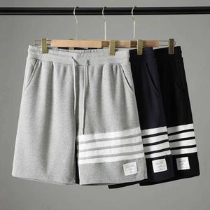 Mäns shorts 2024 sommar ny mode randig trendig lös casual byxor sport träning kör stor storlek mångsidiga shorts för män T240507