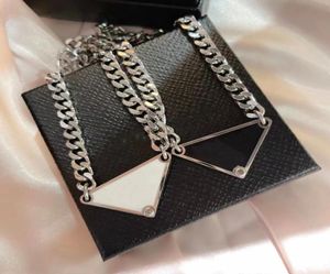 Odwrócony trójkąt wisiorek na biały czarny srebrny złoty łańcuch dla mężczyzn Kobiety Para projektantów prezentów biżuterii dławiki Stainles5477564