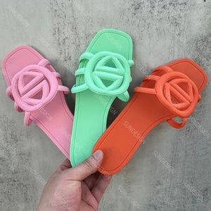 Дизайнерские сандалии женщины, переполняющие г -н -слайды резиновые тапочки.