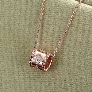 Hot High version s925 silver kaleidoscope necklace female Van four leaf clover 18K rose gold small barbarian waist pendant collarbone