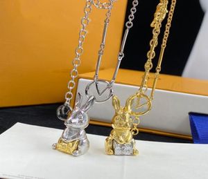 2023 Luxury Necklace Designer Kvinna Rostfritt stål Par Rabbit V Gold Sliver Chain Pendant Smycken Nackgåvor Tillbehör Nej B3391579