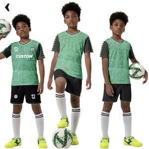 Jerseys Polyester billige Sublimation Football Trikot Kinder Custom Boys Schwarz -Weiß -Fußball -Uniform Sportverschleiß Set mit Namen WKZ18 H240508