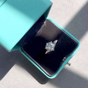 Designer Ring Luxury Moissanite Ring Women Brand Jewelry Solid Color Letter 925 Sterling Silver Mosan Diamond Anelli di alta qualità Gioielli di alta qualità Box San Valentino