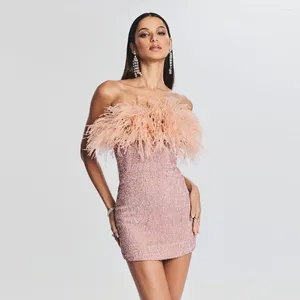 Lässige Kleider rosa Farbe Frauen sexy glänzende Pailletten Feathers trägerloser Bodycon Mini Kleider Mode Geburtstagsfeier Feiern Sie