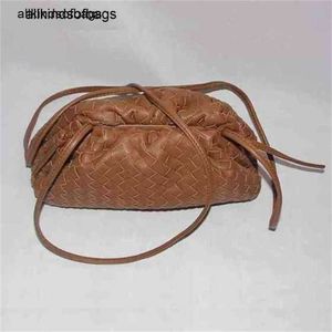 Bottegvenets Pouchs Bags Weaving Cloud 2024 Leather Womens Soft DumplingファッションワンショルダーメッセンジャーハンドロゴRJ