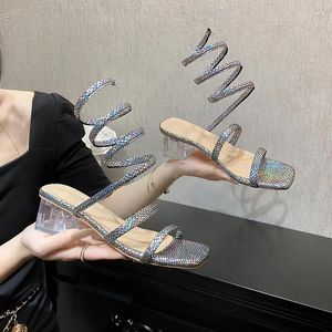 Elbise ayakkabıları 2024 Orta topuklu yılan yarısı sandalet kadın peri tarzı kalın topuk siber ünlü kayış rinestone yüksek topuklu