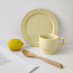 皿プレートクリーミーな黄色のマットディナープレートとコーヒーマグ韓国のシンプルなソリッドカラーストライプホームブレックファースト毎日の食器2323