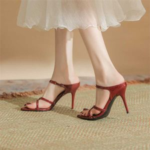 Sandálias de salto alto Hip Sandals Sanes Summer French One Line com saltos finos de cabeça pontiaguda versátil Slipper de fada simples 240228