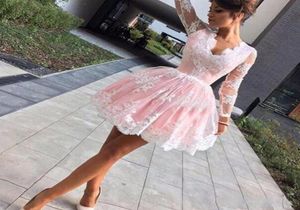 2018 Nya charmiga korta hemkommande klänningar Enkel V -hals långa illusionärmar Party Dresses Lace Applique Prom Cocktail Dresses1718984