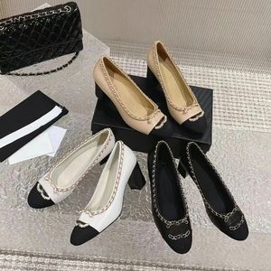 Ladies Designer Ballet Shoes Fashion Luxury Soxeds clássicos sandálias de marca verão férias casuais sapatos novos sapatos de grama de couro plana