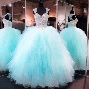 2022 Nya lyxiga blå quinceanera klänningar mössa ärmen Crystal pärlstav korsett organza ruffles rygglösa långa prom maskerad bollklänningar förvar 2662