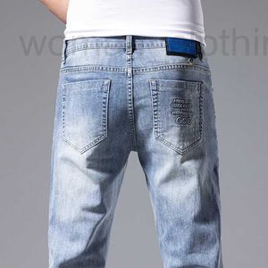 Mäns jeans designer jeans mens våren och sommaren ny elastisk något lös smal passform, mångsidiga denimbyxor med små fötter D70p