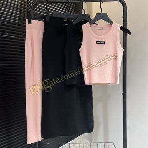 24SS Ice Silk Vest Skirts 세트 탱크 탱크 니트 2 피스 드레스 연동 편지 Jacquard Beach Skirts 여성 디자이너 의류