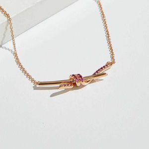 Naszyjniki wiszące T Family High Version Twisted Line Naszyjnik dla kobiet lekki luksus i elegancki mały popularny różowy diamentowy łańcuch kołnierzyków Q240507