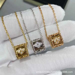Designer V Gold High Version Van Kaleidoscope Necklace Womens Diamond Clover Pendant Transport Liten Barbarian Midjekedja Kedja
