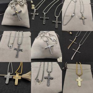 Dy Fashion Classic Design Necklace: Cross -halsband med Diamond Accent, Gothic Retro Style, Dark Theme Necklace, Celtic Cross Pendant - Lämplig för dagligt slitage