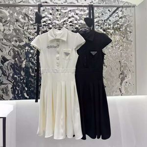 Tops Vestidos para mulher Primavera/verão Novo colar de triângulo de diamante laminado a quente emparelhado com o estilo de dobragem do estilo de cintura, vestido de comprimento médio versátil para mulheres