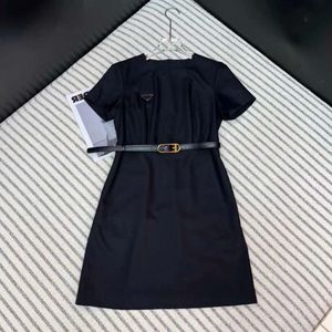 Tops Kleider für Frau Europäische Güterstation 2024 Neue französische Tee Break High -End -Eleganz -Promi -Dreieckszeichen Taille Slimming Kleid Kinder