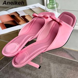 Slipper Mules låga höga klackar Skor 2024 Summer Best Street Look Kvinnor Square Head Open Toe Bow Strappy Sandals Women