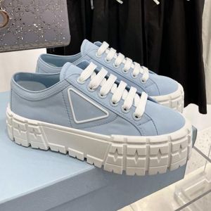 Designer skor plattform sandaler häl casual skor sneakers gabardine varumärke hjul triangel märke duk kvinnor solid höjning sko utomhus kvinnor skor plattform bild bild