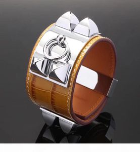 Ganzes Schmuck Krokodilmuster vier besetzte Ledernieten Lederarmband übertriebene Punk breites Armband Mode H -Armband 6395263