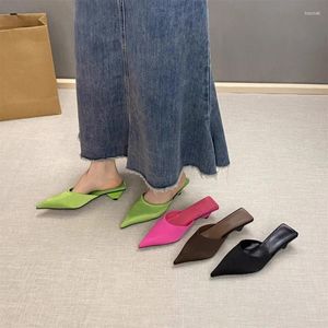 Lässige Schuhe Feste Farben speicherte Satin-Hausschuhe Frauen Außenkleidung 2024 Sommer All-Match Modable Chunky Heel Baotou Sandalen