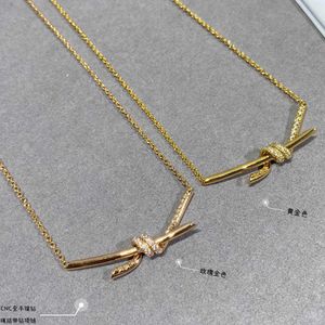 Pendant Necklaces Rope Knot Necklace for Womens Top Style Rose Gold Cross Twisted High end Light Luxury Edition Q240507