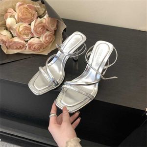 Hip Summer French French Rhinestone Sandles Heels Minimalist One Line with Square Toe Open Open Thin Thinal Sandals for Women 240228