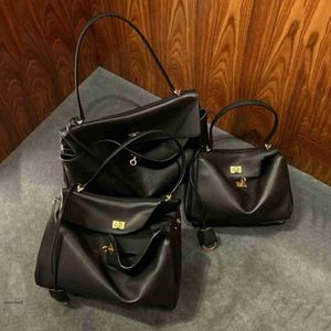 Bolsas de ombro mais recentes 2024 10a Bolsa de rodeio feminino em um designer de luxo preto Bolsa de ombro de pele de bezerro suave Saco de ombro removível Bolsa de trava Turn Fechamento