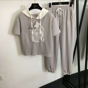 Tops Vestidos para mulher 2023 novo conjunto versátil feminino bordado com capuz de manga curta+calça de pé de cintura elástica