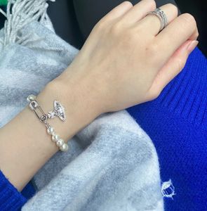 Viviane Westwood Armband flache Saturn Perlenarmband weibliche Klassiker Planet Pin Perle Armband Juwelierparty Jubiläumsgeschenk