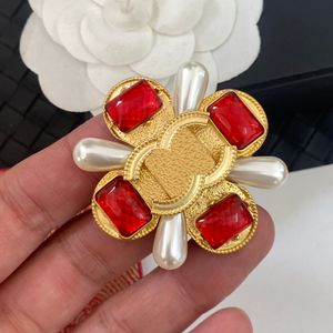 Luxo 18k Broche Broche Brand Designer Designs Broches de luxo para mulheres elegantes e encantadoras de alta qualidade Broche de broto de jóias embutidas de zircão