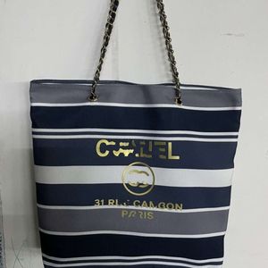 Brand Beach Bag Designer Handtasche Leuchte beliebte europäische und amerikanische gedruckte Briefstreifen minimalistische Kette Kette Beach Factory Promotion