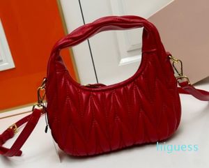 2024 NOVA moda sob axila Bolsa Crossbody Bag Zipper Fechamento de couro macio Mini preto bege férias de letras de metal