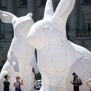 Gigante all'ingrosso gigante a 20 piedi gonfiabile con un coniglietto di coniglio di coniglio invadere spazi pubblici in tutto il mondo con luce a LED