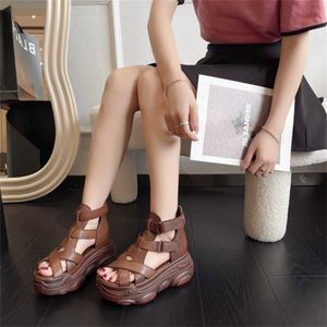 Sandálias de verão do quadril para sapatos casuais romanos femininos com saltos chatos Solas grossas Sandálias Slipper 240228