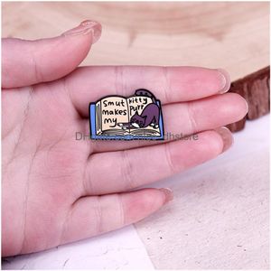 Pins Broschen Smut macht mein Kitty Purr Emaille Pin Kawaii Katze mit Buch Revers für Liebhaber Cartoon Tierkragen Liebhaber Leser Student B otnpl